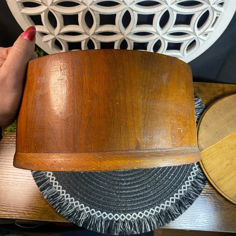 Vintage Round Lidded Wood Box‎
